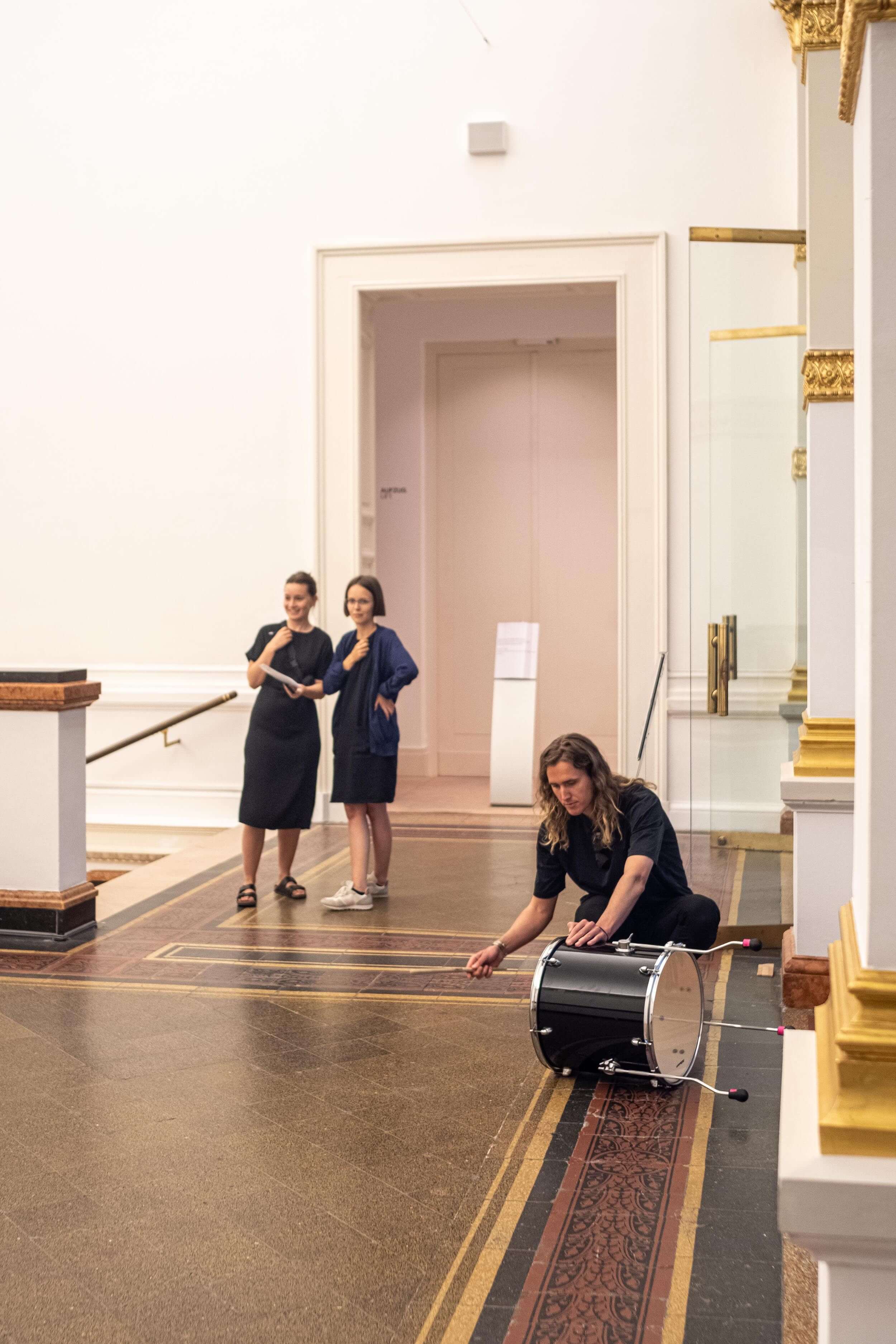 Hacklander LABOUR hitting tom drum cue gropius bau 1