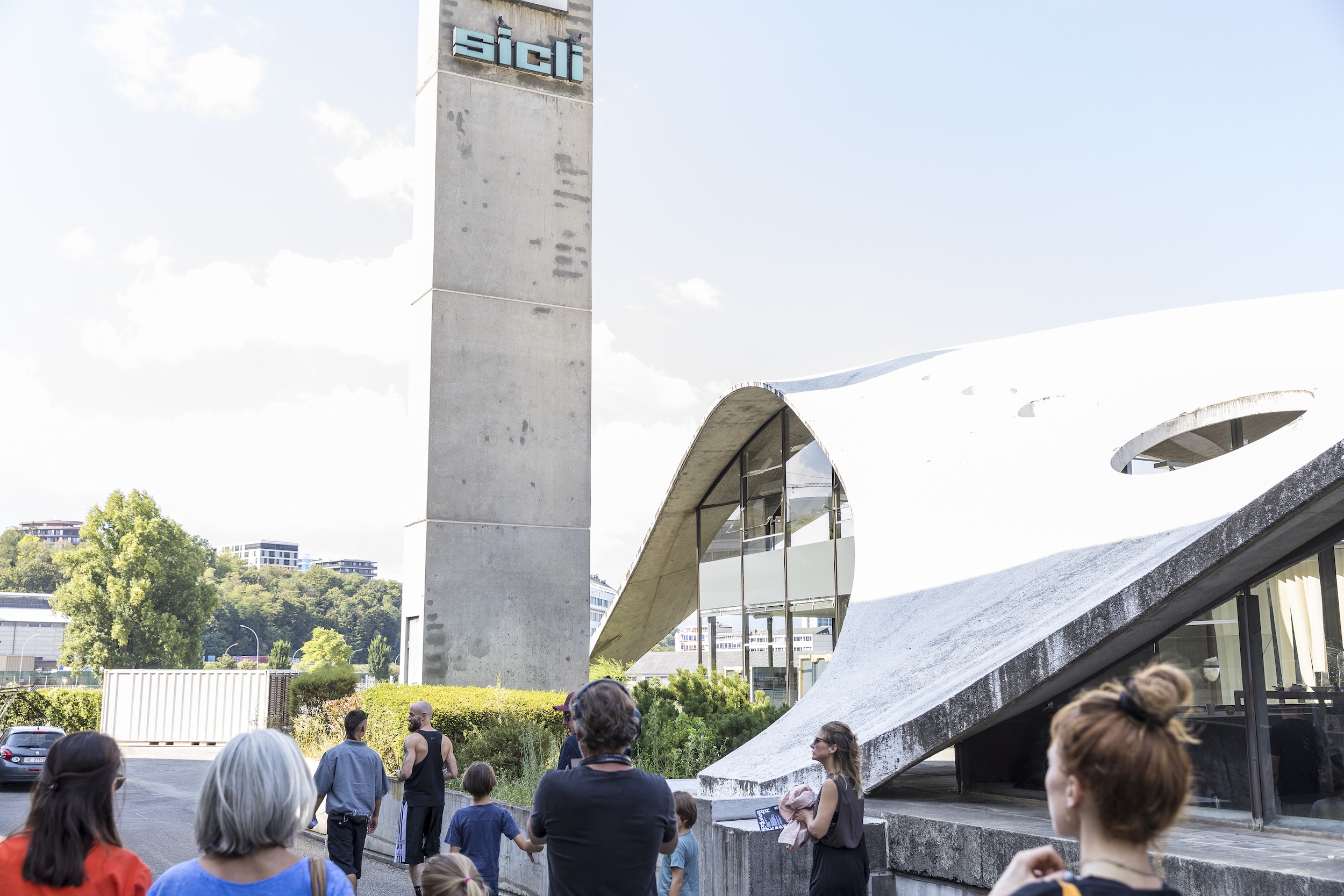 Performance documentation of more heat than light by LABOUR (Farahnaz Hatam & Colin Hacklander) at Pavillon Siclin Geneva 1