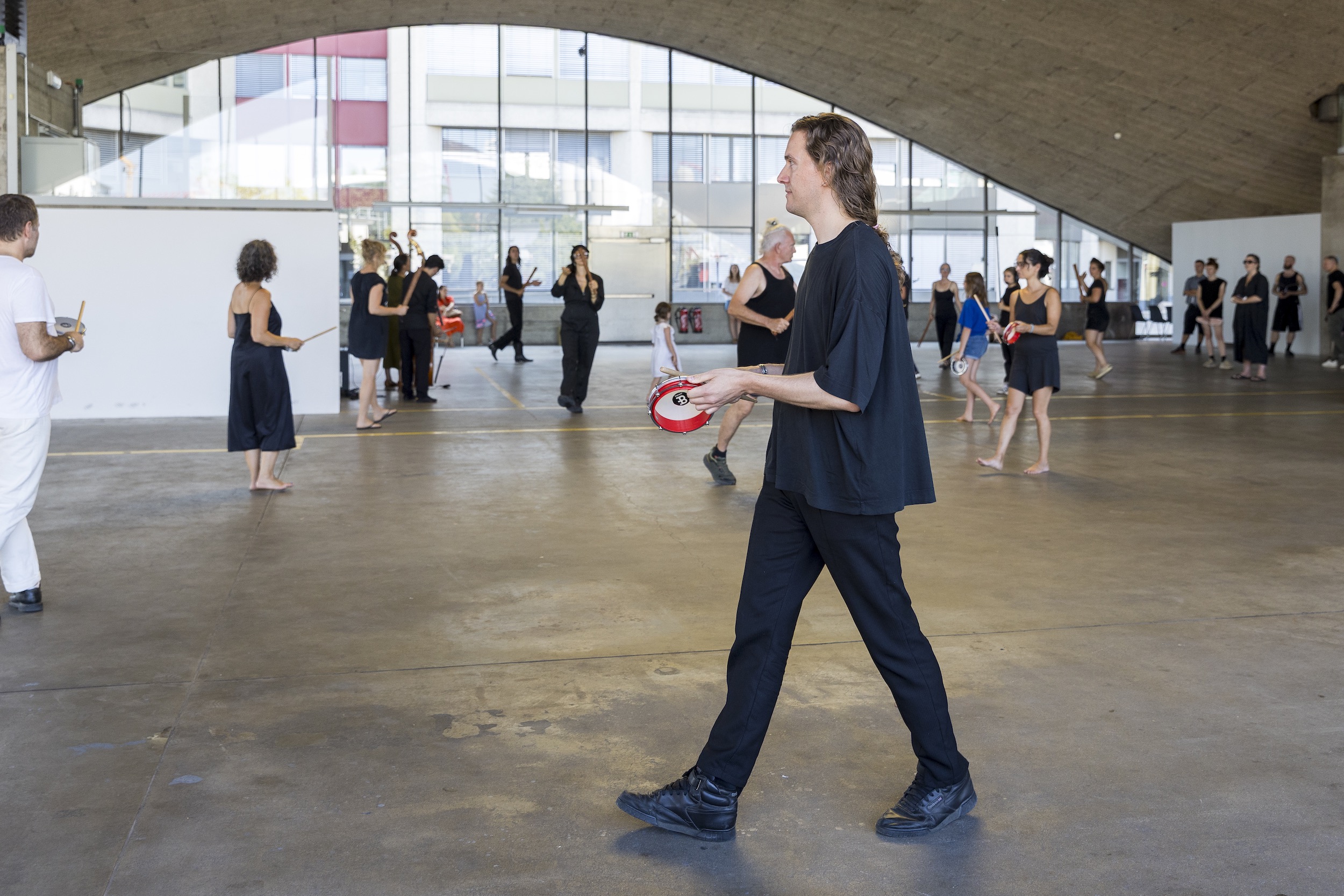 Performance documentation of more heat than light by LABOUR (Farahnaz Hatam & Colin Hacklander) at Pavillon Siclin Geneva 8