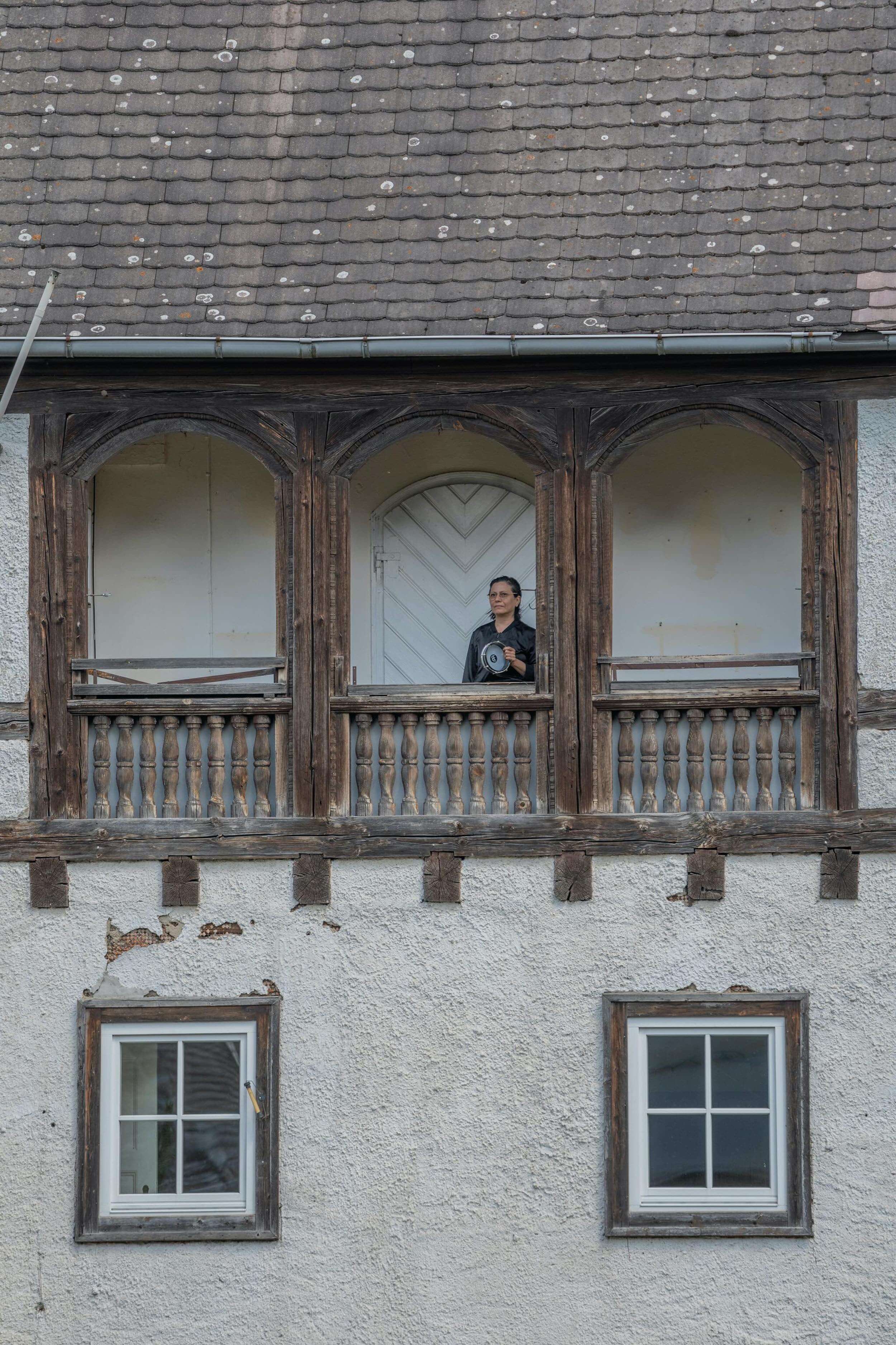 Colin Hacklander of LABOUR playing drums during the sonic activation of the Design Akademie Saaleck 2