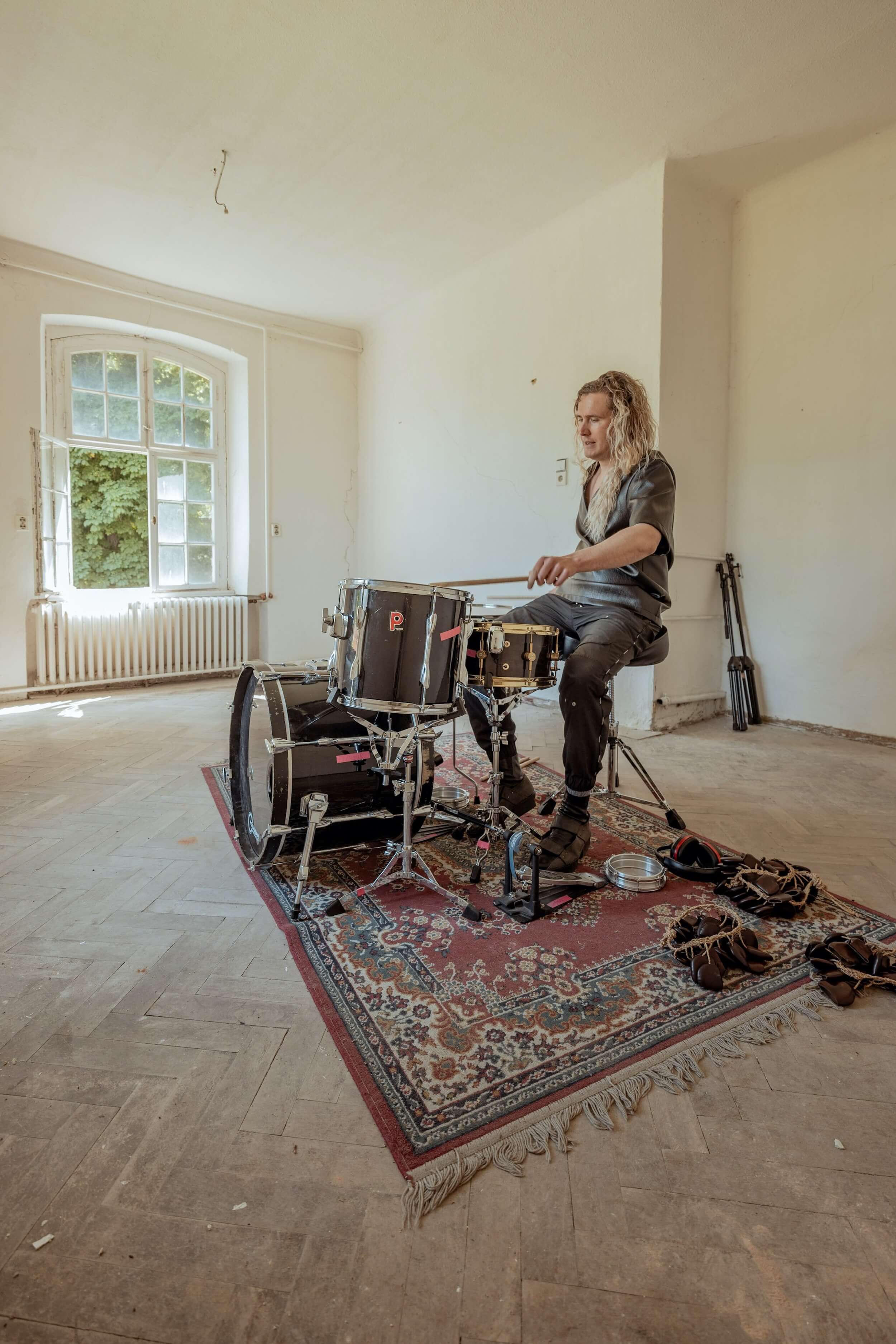 Colin Hacklander of LABOUR playing drums during the sonic activation of the Design Akademie Saaleck 7